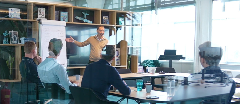 Dennis Verweij tijdens een training met een groep deelnemers