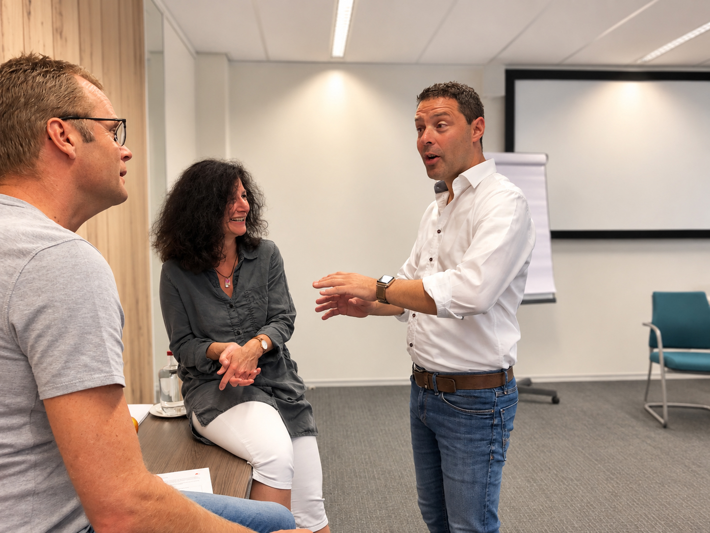 Dennis Verweij met twee trainees